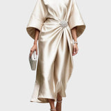 Сатенена рокля с странично плисиране и декоративна катарама