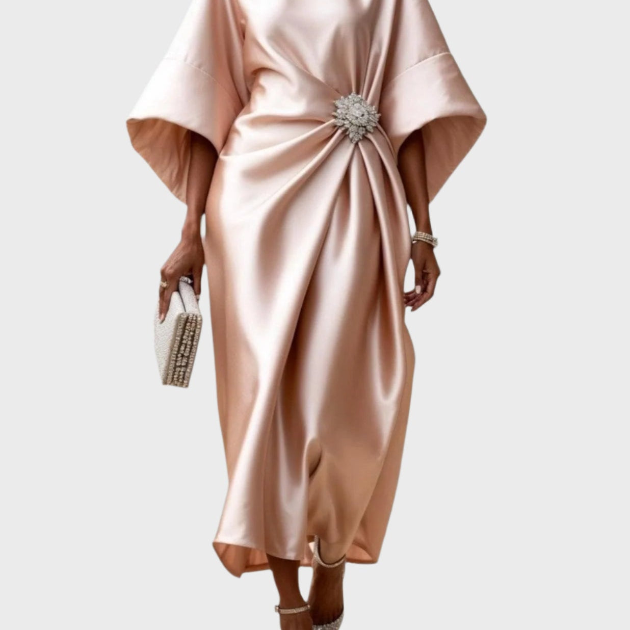 Сатенена рокля с странично плисиране и декоративна катарама