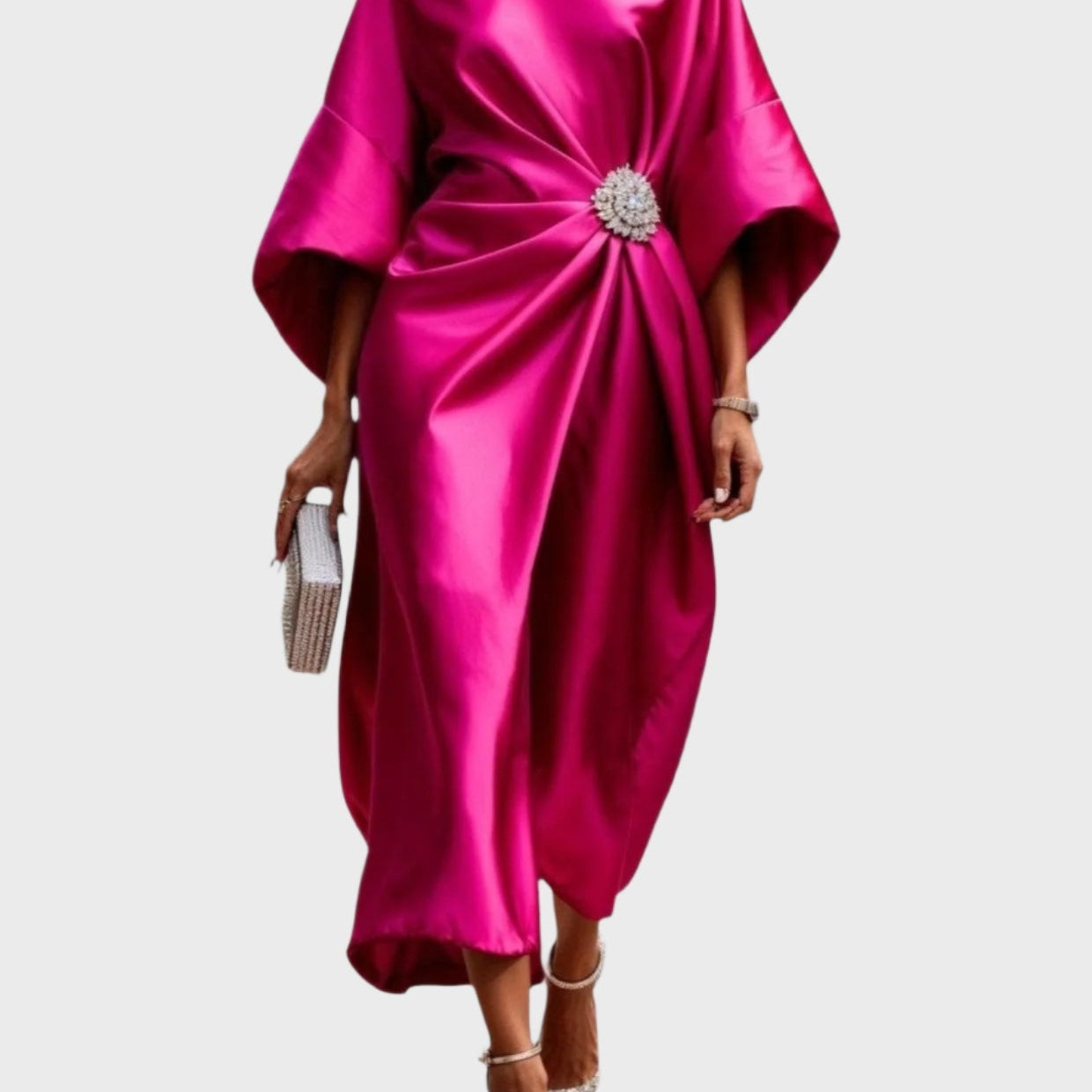 Сатенена рокля с странично плисиране и декоративна катарама