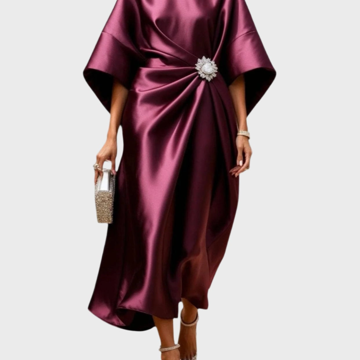 Сатенена рокля с странично плисиране и декоративна катарама