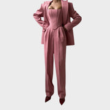 Каролина – Мощен Триделен Костюм