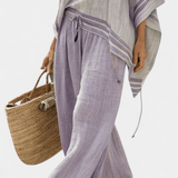 Бамбукова блузка с райета, с открити рамене и широки панталони за елегантен и свеж стил