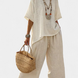 Цялостен минималистичен Daisy в естествени нюанси с oversized тениска и широки панталони за прост и елегантен стил